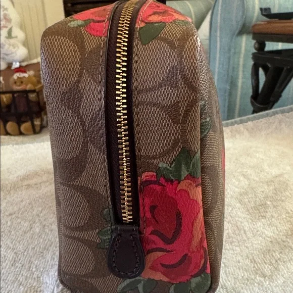 NWT, Coach vintage signature / floral zip cosmetic/ multi pouch. - Picture 4 of 7